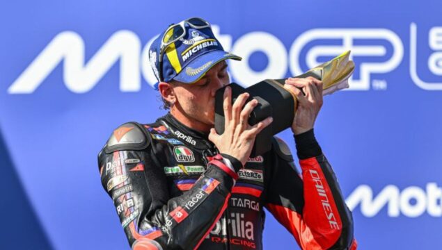 Bezzecchi domina em Goiânia no GP do Brasil de MotoGP, embala quarta vitória seguida, assume liderança da MotoGP e lidera dobradinha da Aprilia; brasileiro Diogo Moreira é 13º