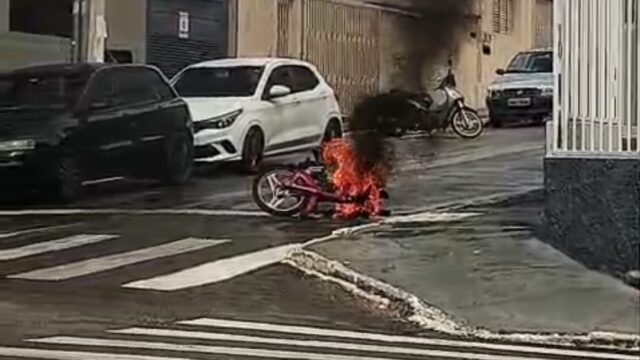 Princípio de incêndio em motocicleta é registrado no centro de Catalão