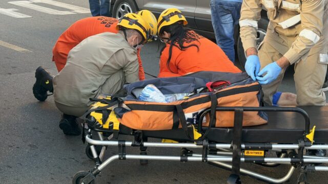 Ciclista fica gravemente ferido após acidente com carro em cruzamento no bairro Nossa Senhora de Fátima, em Catalão