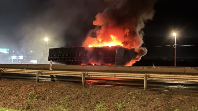 Carreta pega fogo na BR-050, em Catalão, e mobiliza Corpo de Bombeiros