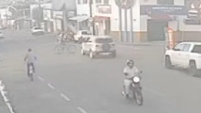 Câmera de segurança flagra acidente entre carro e ciclista em Catalão