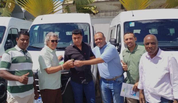 Prefeito de Marzagão recebe nova van para reforçar serviços à população nesta sexta-feira (27)