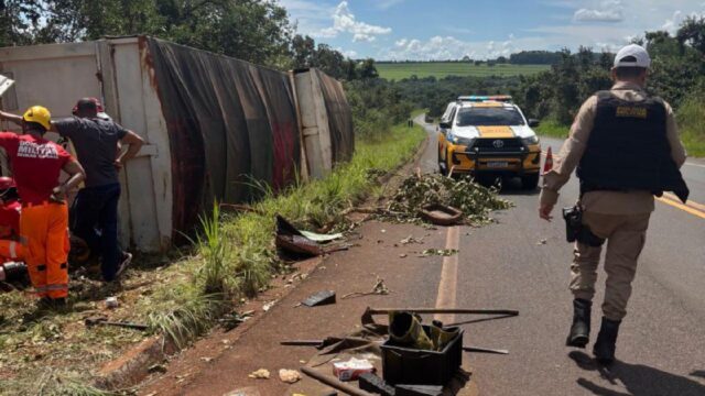 Caminhoneiro de 48 anos morre após tombamento na MGC-455, em Uberlândia