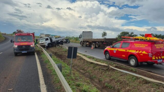 Motorista fica ferido após caminhão perder controle e atingir guard-rail em Uberlândia