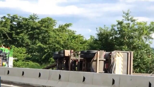 Tombamento de carreta com soja interdita BR-050 e provoca congestionamento entre Araguari e Uberlândia