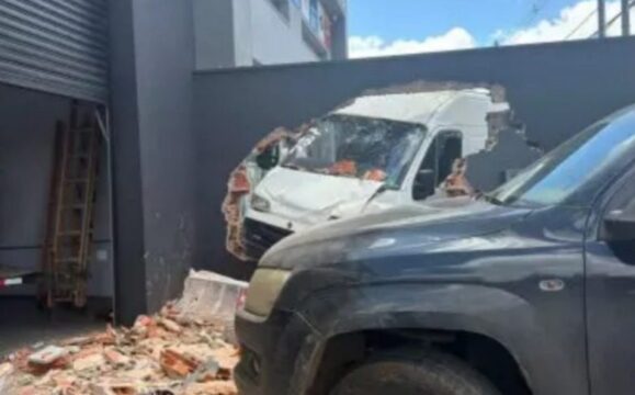 Van perde freios e invade muro de imóvel em bairro de Uberlândia