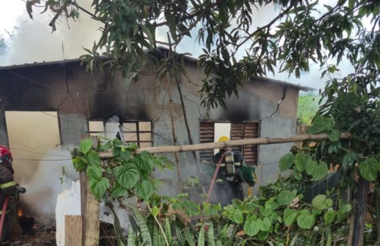 Incêndio destrói residência no bairro Morada Nova, em Uberlândia