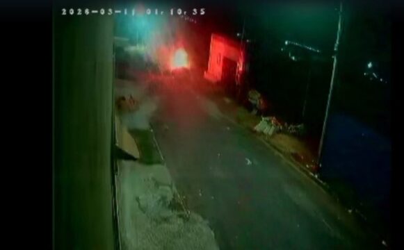 Câmeras registram momento em que homem incendeia carro no bairro Ayrton Senna, em Catalão; VÍDEO