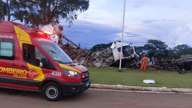 Tragédia: colisão entre dois caminhões deixa dois mortos na GO-020, em Ipameri
