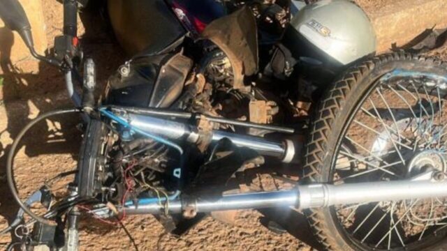 Jovem de 23 anos fica gravemente ferido após acidente entre caminhonete e moto na GO-219, em Orizona