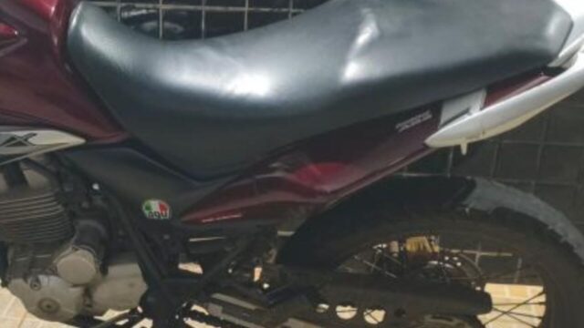 Mulher é conduzida à delegacia após polícia recuperar motocicleta furtada em Catalão