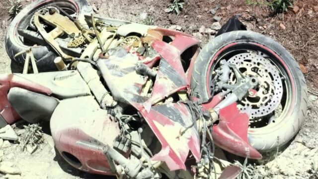 Motociclista de 24 anos morre após bater em carro e atingir veículo parado em Pires do Rio