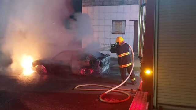 Veículo é destruído por incêndio durante a madrugada em Catalão