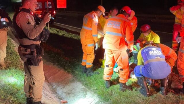Motociclista e passageira ficam gravemente feridos após colisão na BR-365, em Uberlândia