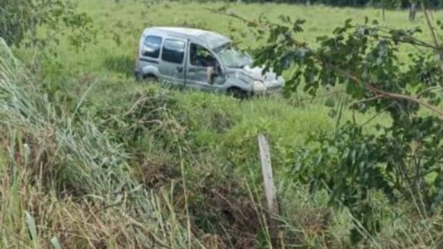 Capotamento deixa motorista e passageira feridos na GO-305, em Goiandira