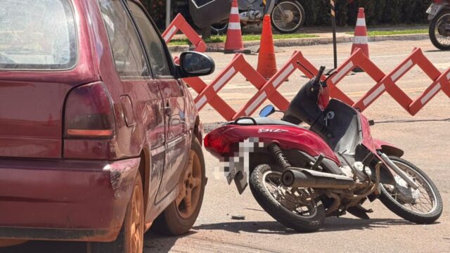 Jovem de 20 anos fica ferido após colisão entre carro e moto em Catalão
