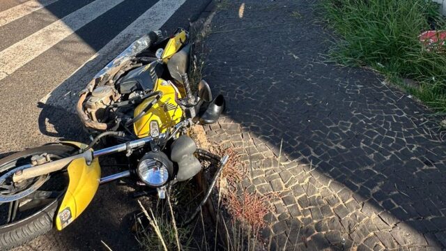 Motociclista fica em estado grave após colisão em cruzamento de Uberlândia