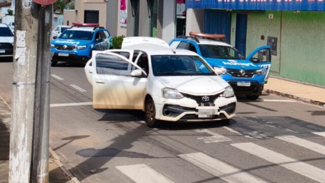 Suspeito avança com carro contra policiais e é contido após perseguição em Catalão