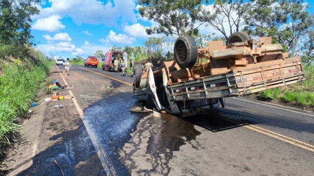 Bombeiros socorrem vítima de capotamento na GO-506, no distrito de Pires Belo