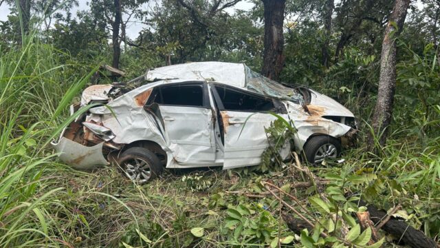 Capotamento deixa passageiro ferido na MG-188, em Paracatu
