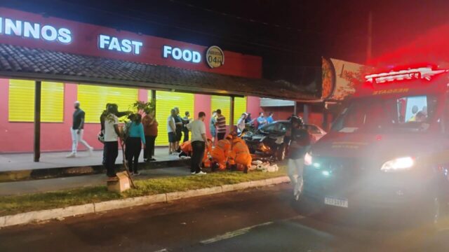 Três pessoas ficam feridas após atropelamento e colisão envolvendo carro e moto em Uberlândia