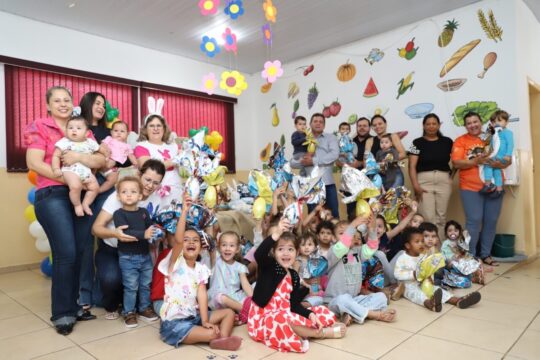 Nova Aurora: Prefeitura distribui ovos de Páscoa a servidores e alunos da rede municipal