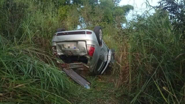Carro capota na MGC-497 e deixa cinco pessoas feridas em Uberlândia