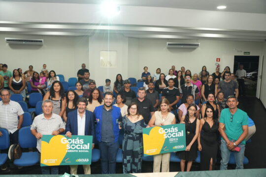 Prefeitura de Catalão e Governo de Goiás entregam certificados e benefícios do Crédito Social a 75 novos profissionais
