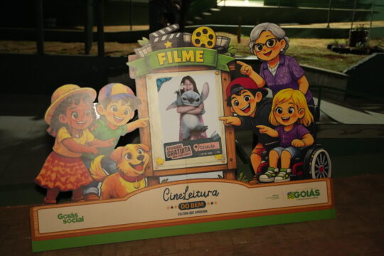 Prefeitura leva cinema gratuito a famílias no Parque Imperial, em Catalão