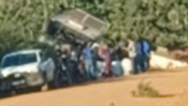 Pai e filha ficam feridos após caminhão com soja perder freios e tombar em Orizona