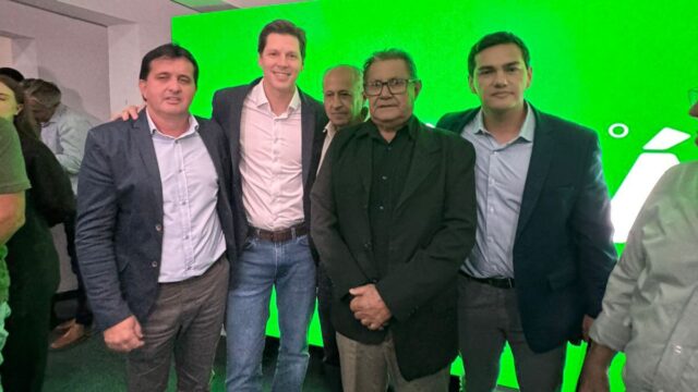 Prefeito de Goiandira acompanha Daniel Vilela na assinatura de ordem de serviço para asfaltamento