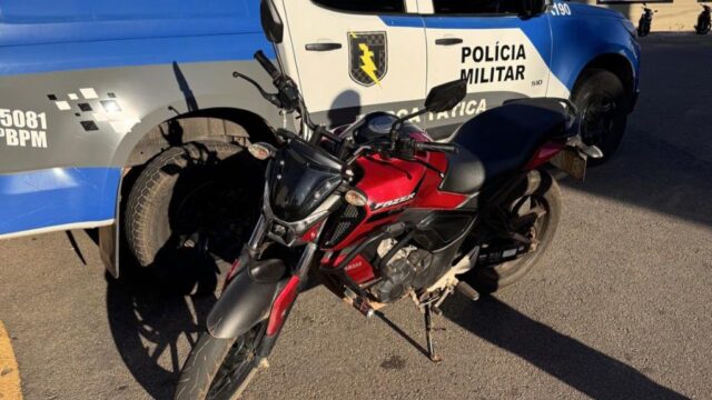 Motocicleta roubada é recuperada pela PM no DIMIC, em Catalão