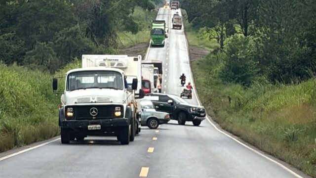 Engavetamento entre três caminhões e uma moto deixa um ferido na MGC-497, em Uberlândia