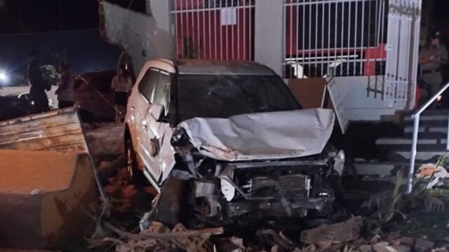 Carro invade imóvel comercial e condutora foge após acidente em Catalão
