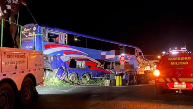 Ônibus com fiéis bate em carreta e deixa dois mortos e mais de 30 feridos na BR-050, em Uberaba