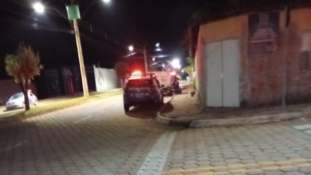 Homem é morto a tiros e facadas dentro de casa em Três Ranchos; suspeitos são presos