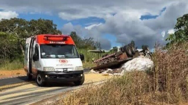Caminhão carregado com grãos tomba e mobiliza equipes de resgate em Rio Quente