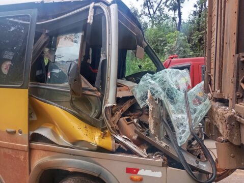 Engavetamento envolvendo caminhões e ônibus escolar deixa seis feridos em rodovia de MG
