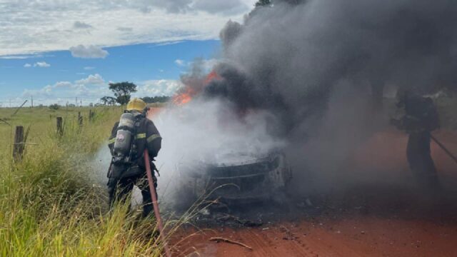 Caminhonete fica destruída após incêndio na zona rural de Uberlândia