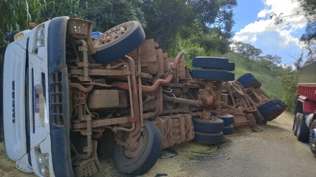 Carreta carregada com soja tomba na MG-188, em Coromandel