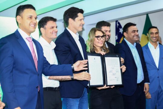 Daniel Vilela reforça infraestrutura de 126 municípios com investimento de R$ 165 milhões em asfalto de ruas e avenidas