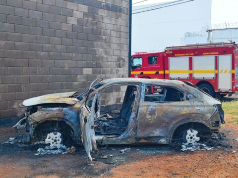 Homem em situação de rua é preso após atear fogo em carro em Uberlândia