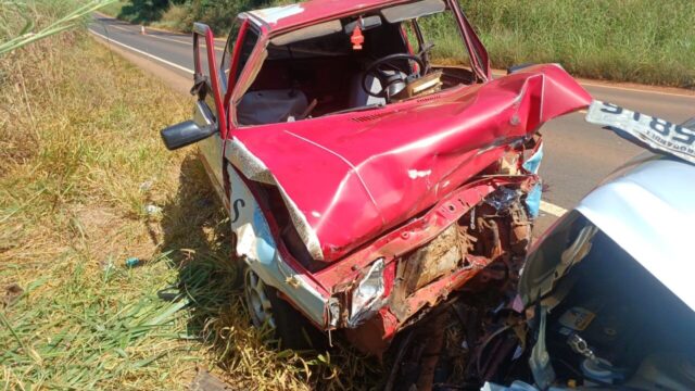 Colisão frontal deixa feridos na MG-190, em Monte Carmelo