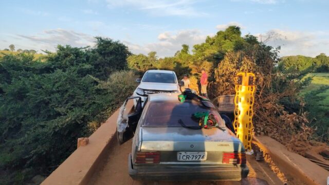 Colisão entre carro e caminhonete deixa quatro feridos leves em Coromandel
