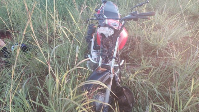 Motociclista perde controle após falha nos freios e duas pessoas ficam feridas na MG-223, em Monte Carmelo