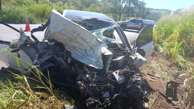 Acidente entre caminhão e carro deixa dois mortos na MGC-497, em Uberlândia