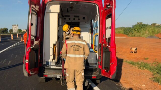 Motociclista fica ferido após acidente com ônibus na BR-050, em Catalão