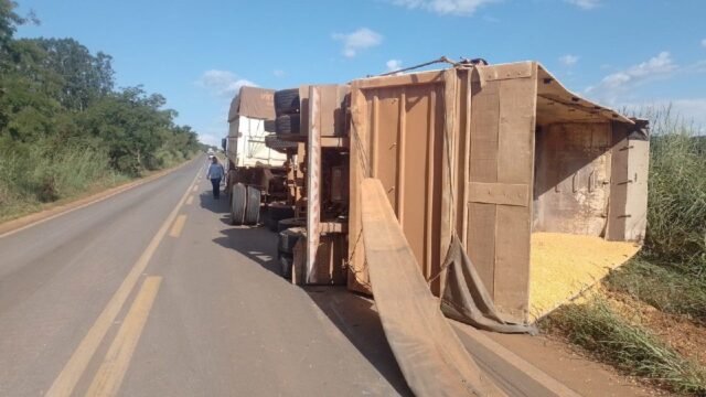 Carreta carregada com milho tomba após colisão na MGC-354, em Guarda-Mor