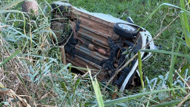 Motorista fica ferida após carro sair da pista, atingir árvore e capotar na GO-210, em Catalão