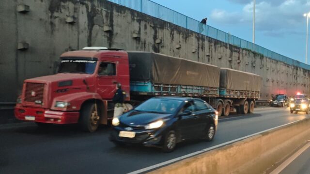 Homem sai debaixo de veículo, é atropelado por caminhão e morre em Uberlândia; motorista fugiu